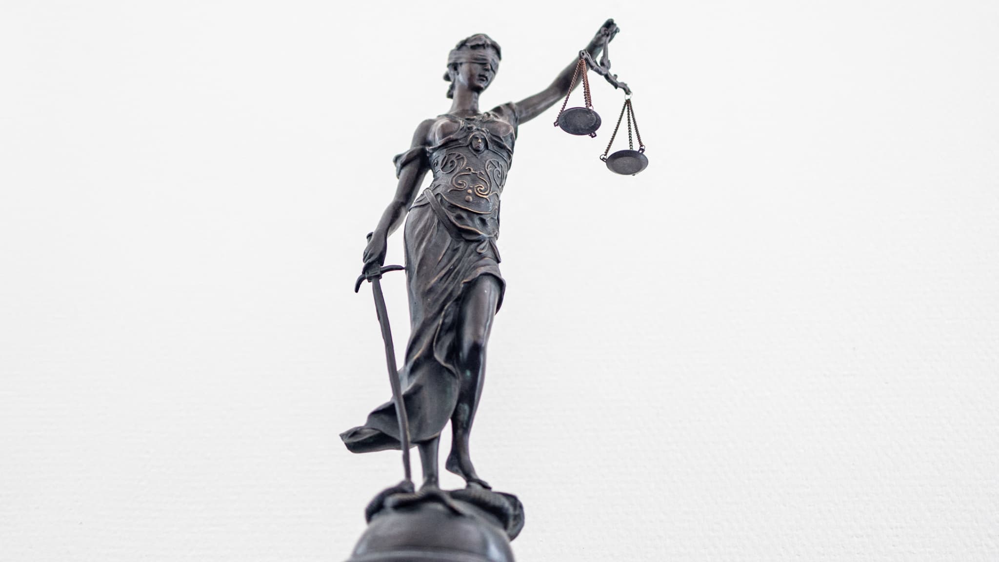 Un “prédateur sur le plan sexuel”: un policier jugé pour avoir violé deux fois une femme venue porter plainte pour violences conjugales