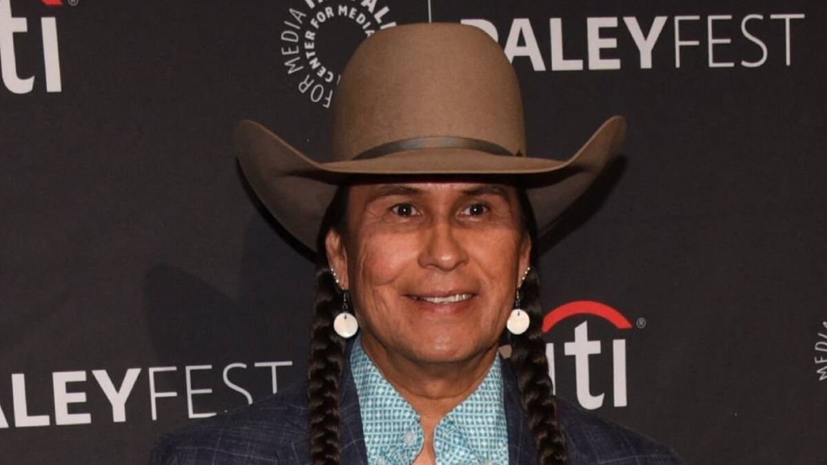 En colère et le cœur brisé, Mo Brings Plenty (Yellowstone) revient sur la mort à 27 ans de son neveu Cole, l’acteur de 1923 – Télé-Loisirs