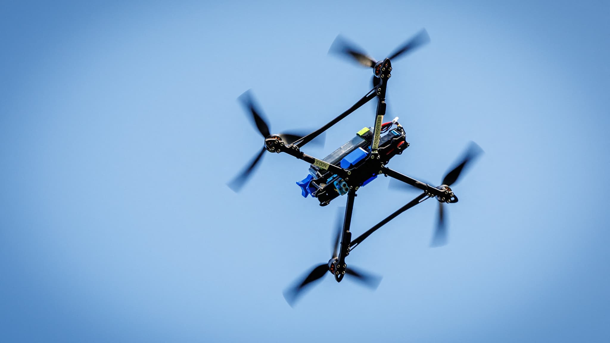 Un télépilote interpellé après la détection d’un drone “aux abords de la base navale” de Toulon