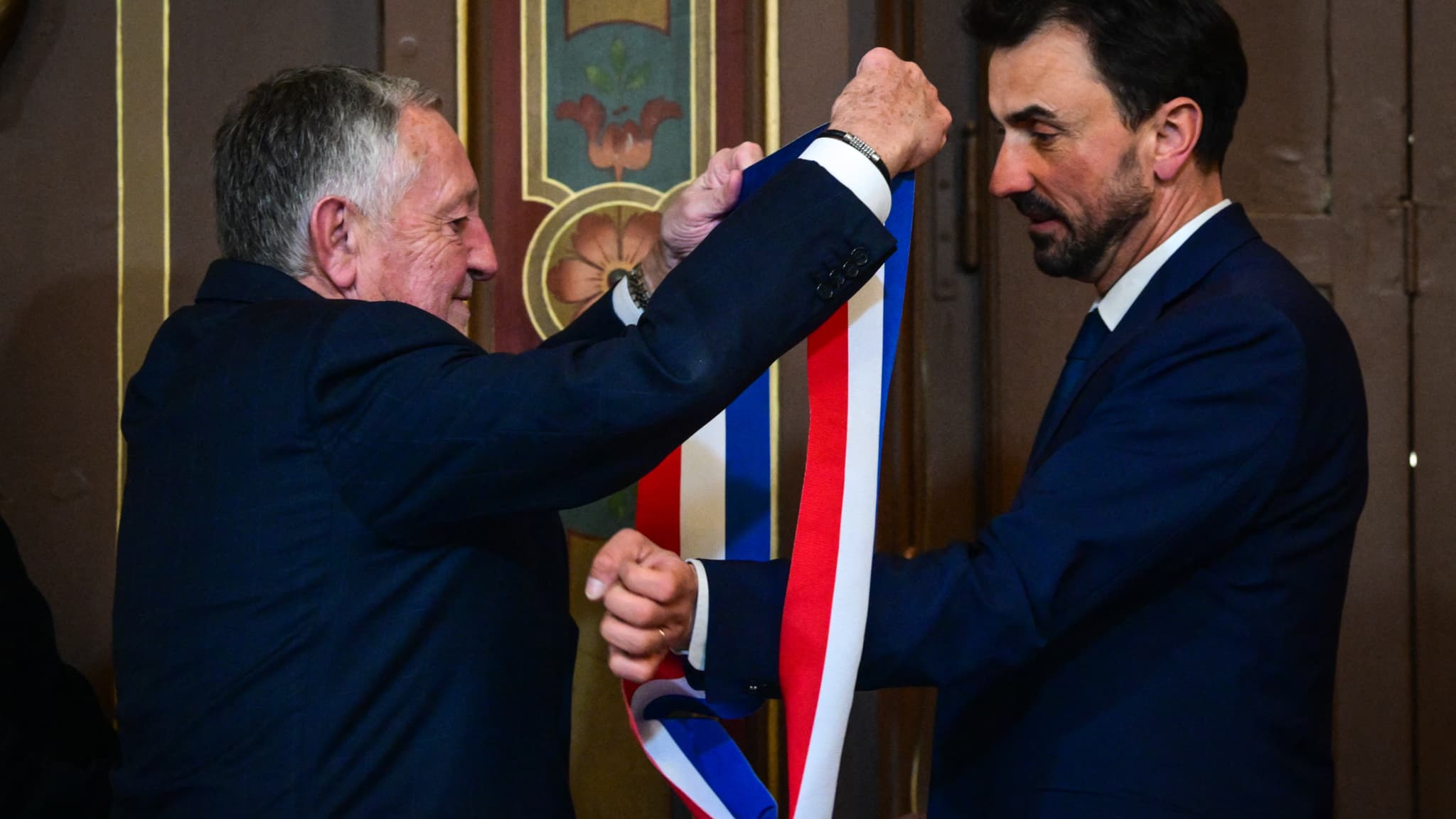“Je ne vous attendais pas vraiment à cette place”: Grégory Doucet reçoit son écharpe de maire de Lyon des mains de Jean-Michel Aulas