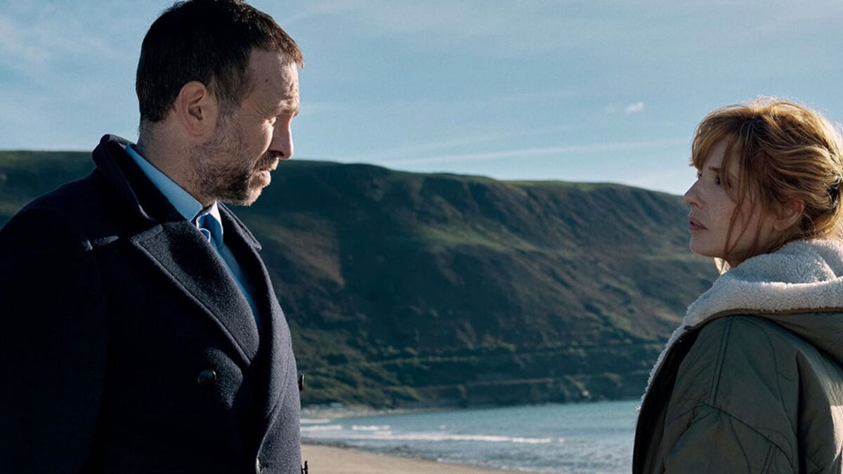 Une après-midi suffit pour succomber à la mini-série Under Salt Marsh, polar britannique à l’enquête insaisissable et porté par Kelly Reilly – Télé-Loisirs