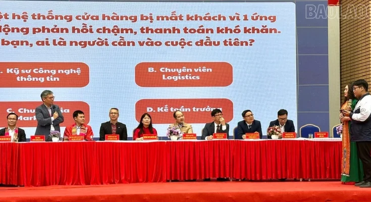 تنظم مدرسة نغوين الثانوية معرضًا تعليميًا مجالات