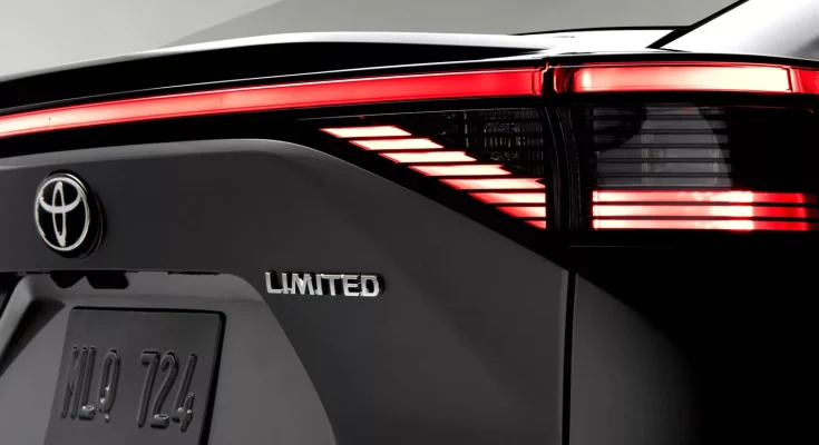 تويوتا تستخدم عواكس مصابيح bz4x الخلفية بدلاً