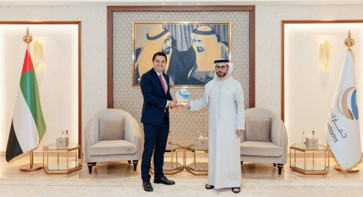 بحث التعاون والمبادلات التجارية جمارك دبي والقنصلية