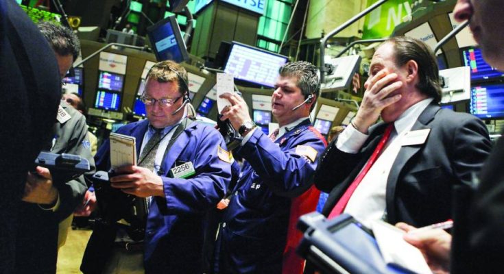 وول ستريت تتجاوز تراجعات النفط والمعادن النفيسة..