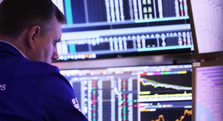 الأسواق الأميركية تنخفض قيام المستثمرين بالانتقال أسهم