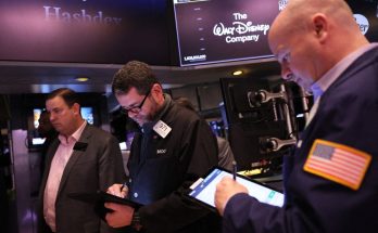 تراجع العقود الأميركية الآجلة بيع مكثف أسهم