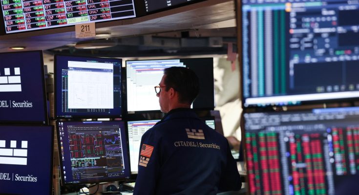 تباين مؤشرات وول ستريت وسط استمرار الضغوط