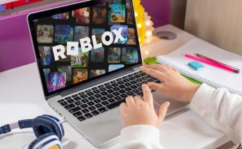 خلف أقنعة الكرتون.. كيف تحولت روبلوكس ساحة