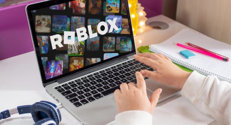 خلف أقنعة الكرتون.. كيف تحولت روبلوكس ساحة