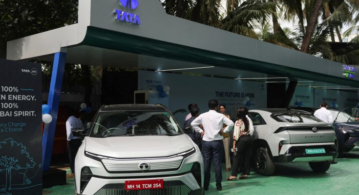 تضاعف مبيعات السيارات الكهربائية بالهند 2025