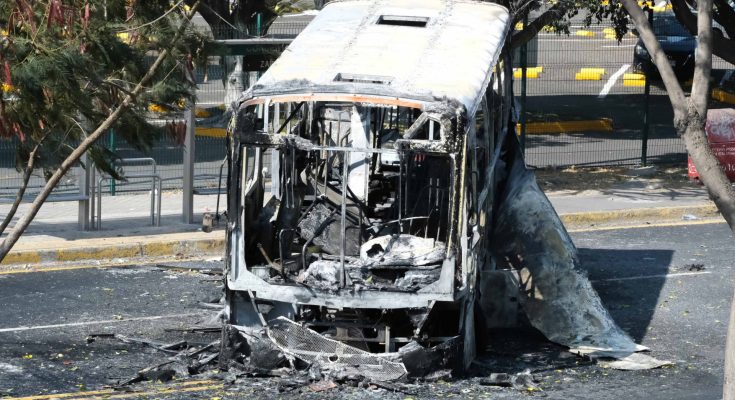 سيارات محترقة تصطف الطريق السريع بالقرب استاد