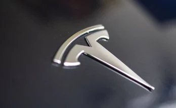 تسلا وخدمة سيارات الأجرة الروبوتية: فجوة التصريحات