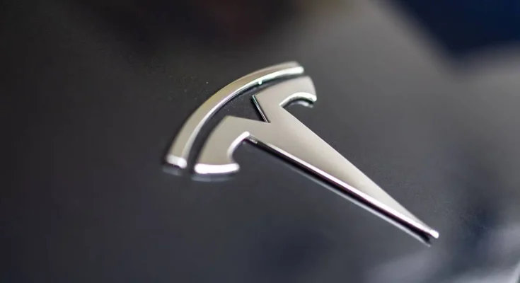 تسلا وخدمة سيارات الأجرة الروبوتية: فجوة التصريحات