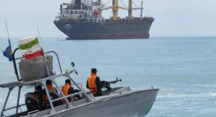 قفزة 50‎% أسعار تأمين السفن العابرة مضيق