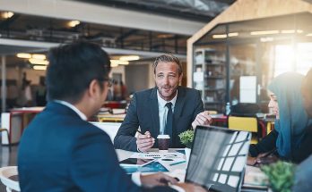 شركات الإمارات تفعّل العمل الهجين لضمان سلاسة