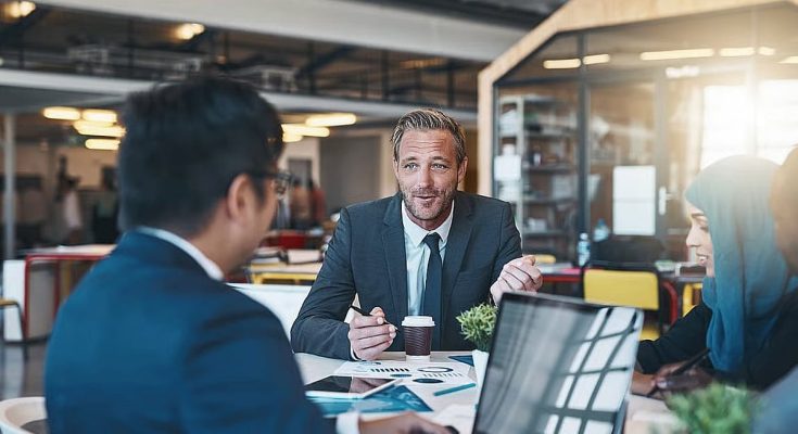 شركات الإمارات تفعّل العمل الهجين لضمان سلاسة