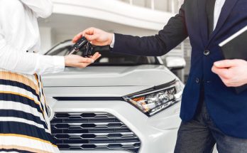 مستهلكون يطالبون وكالات سيارات بتخفيضات مباشرة استرداد