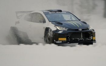 نوريس بطل الفورمولا يجرب سيارة تويوتا للراليات