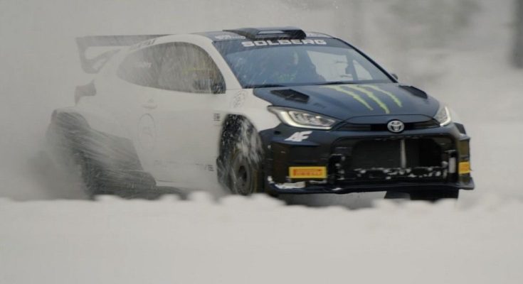 نوريس بطل الفورمولا يجرب سيارة تويوتا للراليات