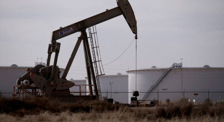 أسعار النفط تعزز مكاسبها وخام برنت يتجاوز